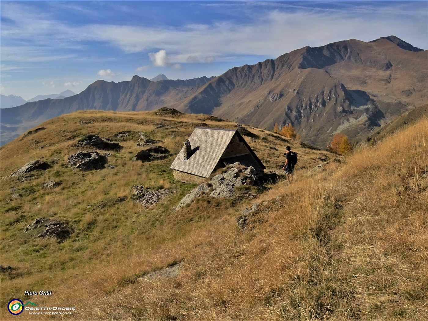 60 Seguendo sentiero scendiamo alla graziosa Baita Pianadei (2097 m).JPG